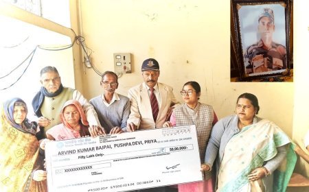 हरदोई: शहीद सैनिक हवलदार रजनीश कुमार के माता, पिता व पत्नी को 50 लाख की आर्थिक सहायता