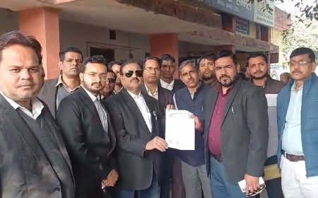 sambhal News: अधिवक्ता की हत्या पर पनपा अधिवक्ताओं का आक्रोश। 