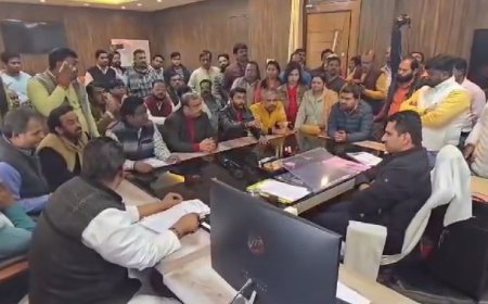 Kanpur News: आक्रोशित पार्षदों ने प्रवर्तन दल की टीम को मुखिया सहित हटाए जाने की मांग को लेकर नगर आयुक्त से की मुलाकात।