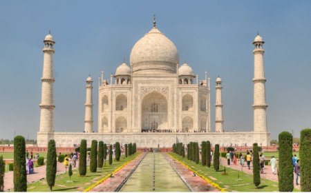 Agra News: ताजमहल देखने आए ताइवानी पर्यटक की मौत, पुलिस जांच में जुटी। 