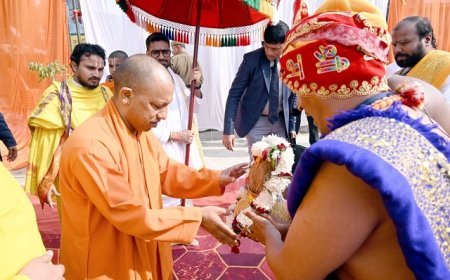 Ayodhya News: श्री अयोध्या धाम में आयोजित अष्टोत्तरशत 108 श्रीमद्भागवत पाठ, पंच नारायण महायज्ञ में शामिल हुए सीएम योगी। 