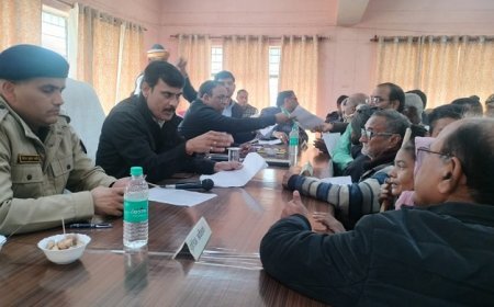 Hardoi News: जिलाधिकारी ने दिया आदेश- भूमि पर अवैध कब्जे के मामलों में त्वरित कार्रवाई की जाये।