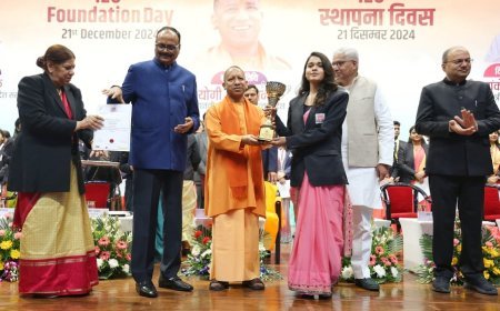 Lucknow News: केजीएमयू के 120वें स्थापना दिवस समारोह में शामिल हुए सीएम योगी, 67 मेधावी छात्रों को मेडल और सर्टिफिकेट प्रदान कर किया सम्मानित। 