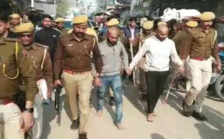 Crime News: पुलिस ने दो लड़कों को सरे बाजार सिर मुंडवाकर घुमाया, चाकू मारने का लगा था आरोप