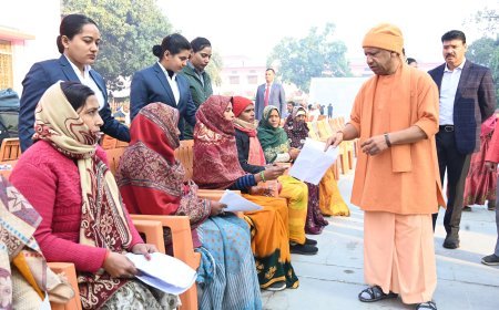 जनता दर्शन में मुख्यमंत्री ने सुनीं 150 लोगों की समस्याएं, कहा कि मकान दिलाएंगे, इलाज भी कराएंगे