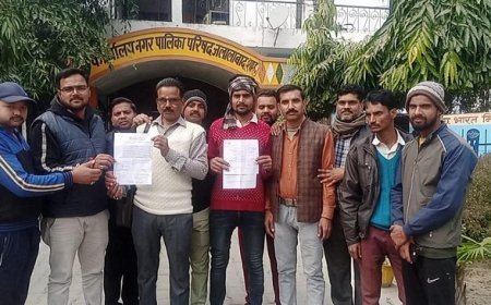 Shahjahanpur News: नगर पालिका जलालाबाद के वार्ड प्रेम नगर के नगर वासियों ने नगर पालिका कार्यालय पर प्रदर्शन करने के बाद अधिशासी अधिकारी को दिया ज्ञापन। 