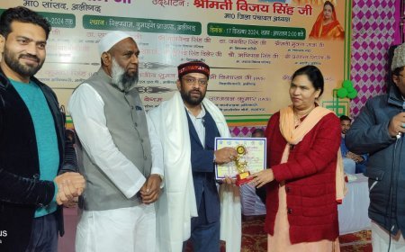 अलीगढ़: डॉ. एम. वसी बेग बिलाल अलीग को मंडल खादी प्रदर्शनी में मिला सम्मान