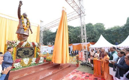 Lucknow News: रक्षा मंत्री व मुख्यमंत्री ने किया पूर्व प्रधानमंत्री की प्रतिमा का अनावरण, रक्षा मंत्री व मुख्यमंत्री ने प्रतिमा के रचनाकार को किया सम्मानित। 