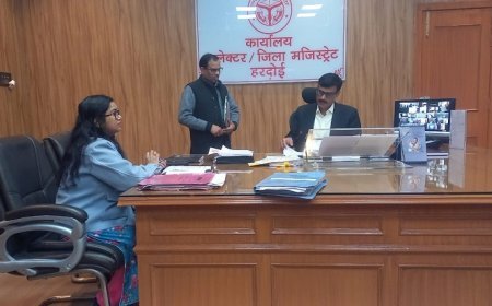 Hardoi News: जिलाधिकारी ने की आधार आवेदनों के सत्यापन की समीक्षा। 