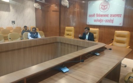 Hardoi News: जिलाधिकारी ने डूडा के डीसी को लगाई कड़ी फटकार, अधिशाषी अधिकारी को कारण बताओ नोटिस जारी करने के निर्देश दिए।