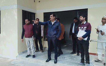 Hardoi News: जिलाधिकारी ने किया निर्माणाधीन रैन बसेरे का निरीक्षण। 