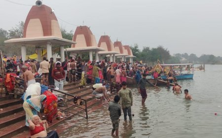 Sitapur News: सोमवती अमावस्या पर तीर्थनगरी में उमड़े लाखों की संख्या में श्रद्धालु, किया पवित्र स्नान। 