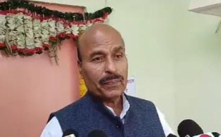 Political News: पैर छूने से केंद्रीय मंत्री हुए नाराज, घर के बाहर लगा दिया पोस्टर पैर छूना मना है। 