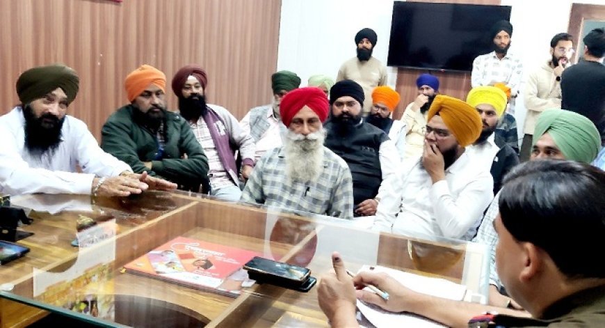 Uttarakhand News: पगड़ी को लेकर सिख समाज के लोगों ने एसएसआई विनोद फर्त्याल का किया घेराव। 