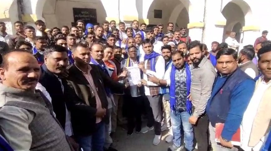 Bijnor News: संभल हिंसा को लेकर भीम आर्मी/ एएसपी कार्यकर्ताओं ने किया प्रदर्शन।