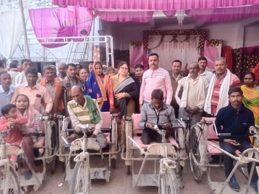 Shahjahanpur News: आदर्श दिव्यांग कल्याण संस्थान ने रामचरण लाल धर्मशाला खिरनी बाग में दिव्यांग जनों के साथ मिलकर दिव्यांग दिवस मनाया। 