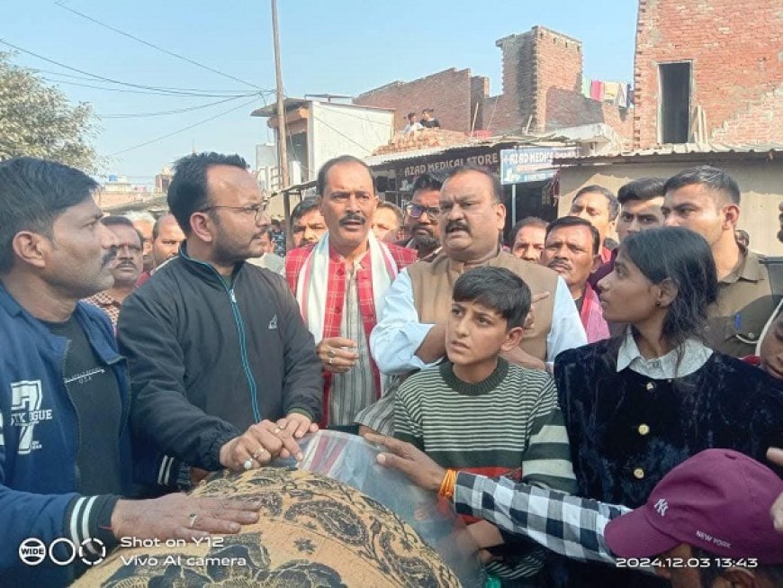 Shahjahanpur News: बेटे के हत्यारों की गिरफ्तारी की मांग को लेकर निगोही रोड पर शव रखकर लगाया जाम। 