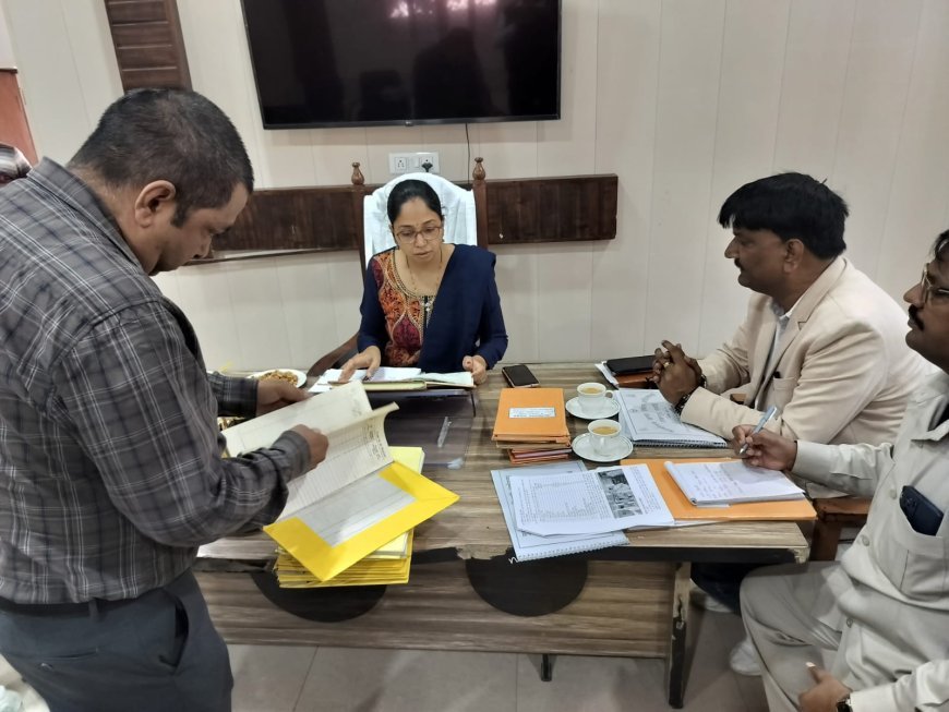 हरदोई: निरीक्षण में अव्यवस्थाओं पर बिफरीं सीडीओ सौम्या गुरूरानी, कई जिम्मेदारों के वेतन रोकने के निर्देश