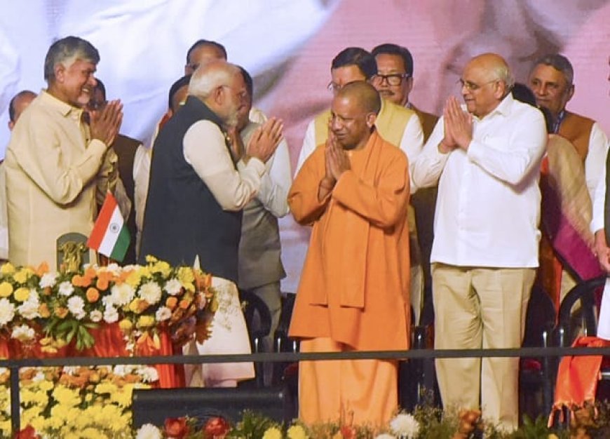 महाराष्ट्र में नई सरकार के शपथ ग्रहण समारोह में शामिल हुए उत्तर प्रदेश के मुख्यमंत्री, एकनाथ शिंदे व अजीत पवार को उप मुख्यमंत्री पद की शपथ लेने पर योगी ने दी बधाई।