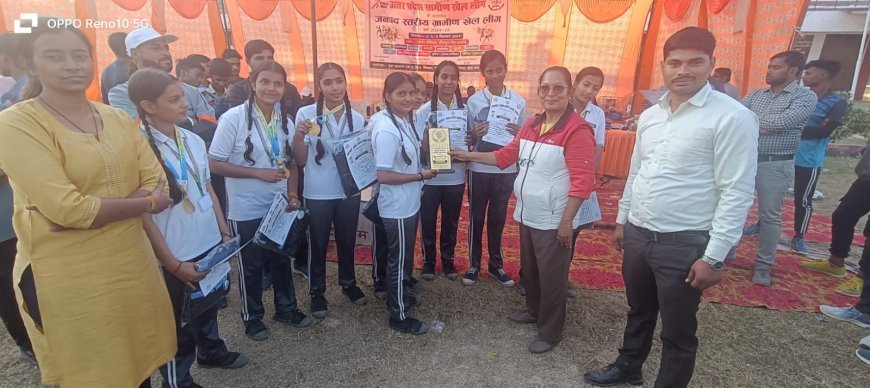 हरदोई: अंतिम दिन फुटबॉल प्रतियोगिता का आयोजन, हुनरबाजों को मेडल, ट्रॉफी प्रमाण पत्र तथा ट्रैकशूट मिले