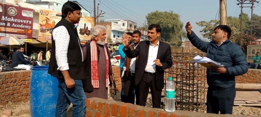 Hardoi News: जिलाधिकारी ने किया नुमाइश चौराहे के निर्माण कार्य का निरीक्षण। 