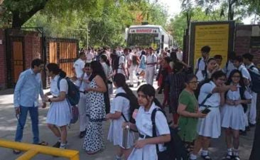 Delhi News: दिल्ली में स्कूलों को बम से उड़ाने की मिली धमकी, सुरक्षा एजेंसियां अलर्ट।