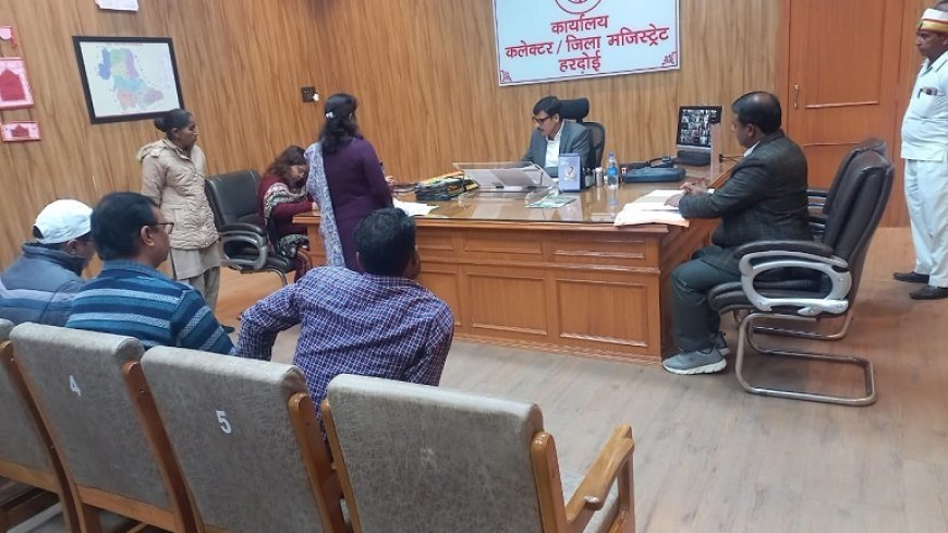 Hardoi News: जिलाधिकारी की अध्यक्षता में हुई पिछड़ा वर्ग आयोग के अधिकारियों की बैठक। 