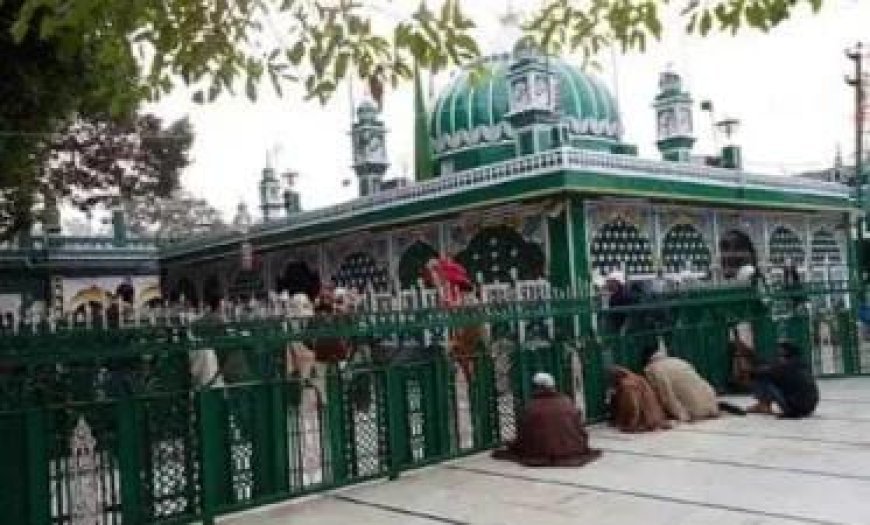 UP News: मुसलमानों ने बांग्लादेश की हिंदुओं के लिए मांगी दुआ, कलियर शरीफ पर चढ़ाई चादर। 