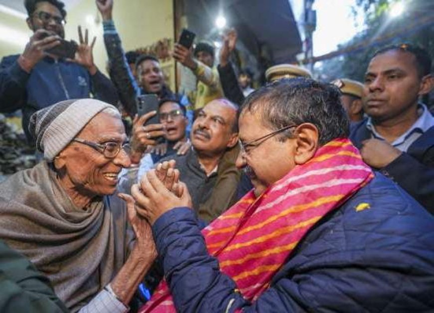 Political News: दिल्ली के ऑटो वालों पर केजरीवाल हुए मेहरबान, बेटी की शादी पर 1 लाख और 10 लाख का इंश्योरेंस। 