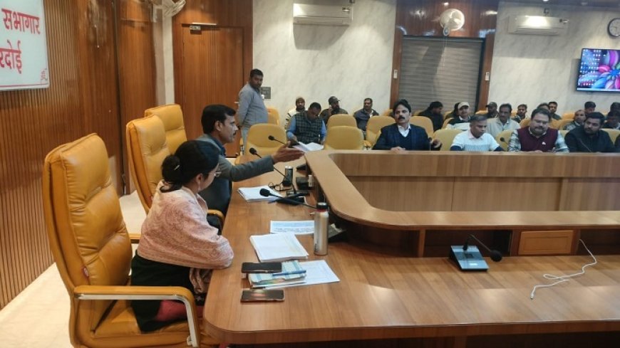 Hardoi News: जिलाधिकारी की अध्यक्षता में हुई जल निगम ग्रामीण की बैठक। 