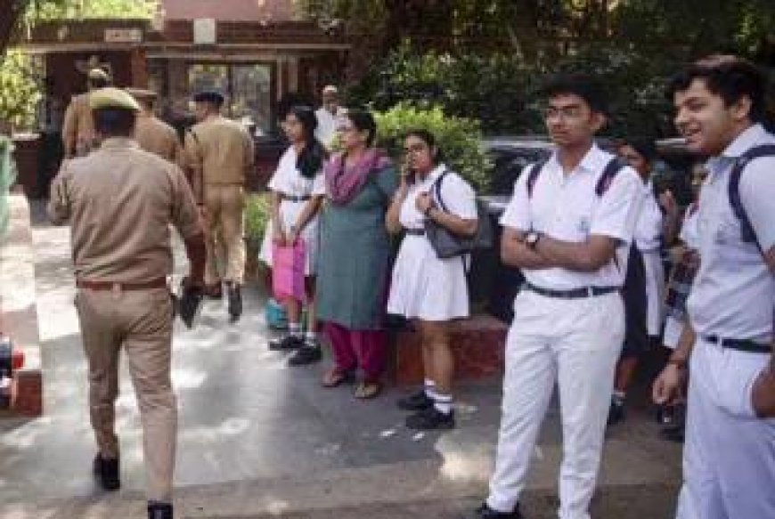 Delhi News: दिल्ली में फिर मिली स्कूलों को बम उड़ाने की धमकी, सुरक्षा एजेंसियां अलर्ट। 