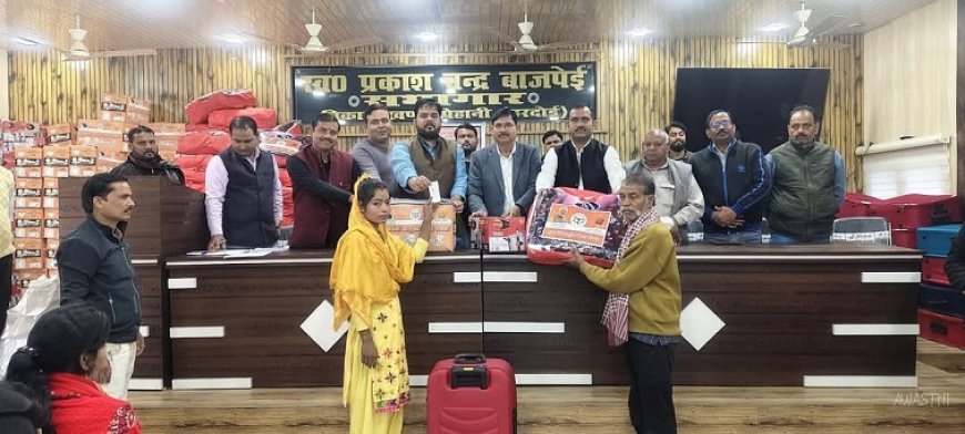 Hardoi News: उपहार पाकर नवदम्पतियों के चेहरे खिल उठे।