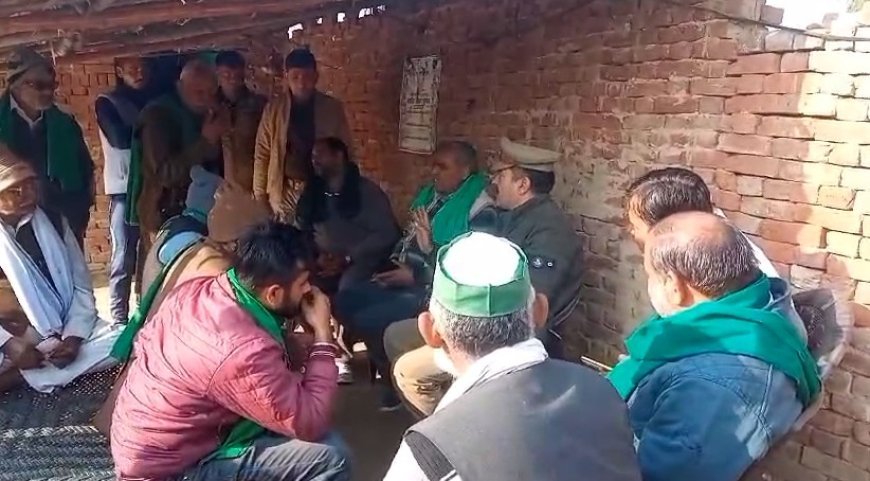 Bijnor News: विधुत बिभाग की तानाशाही से परेशान किसान ने की आत्मदाह की कोशिश, विधुत विभाग जबरन लगा रहा था किसान के खेत मे पोल।