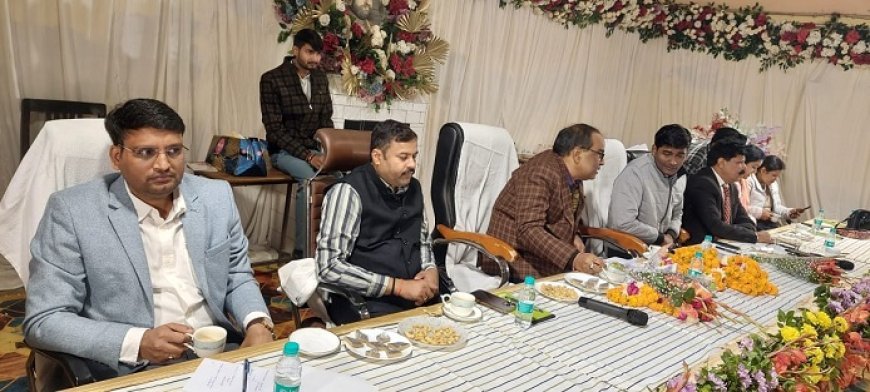 Kanpur News: पेंशन दिवस पर अपर जिलाधिकारी को ज्ञापन देकर पेंशनरों की समस्यायों को उठाया। 