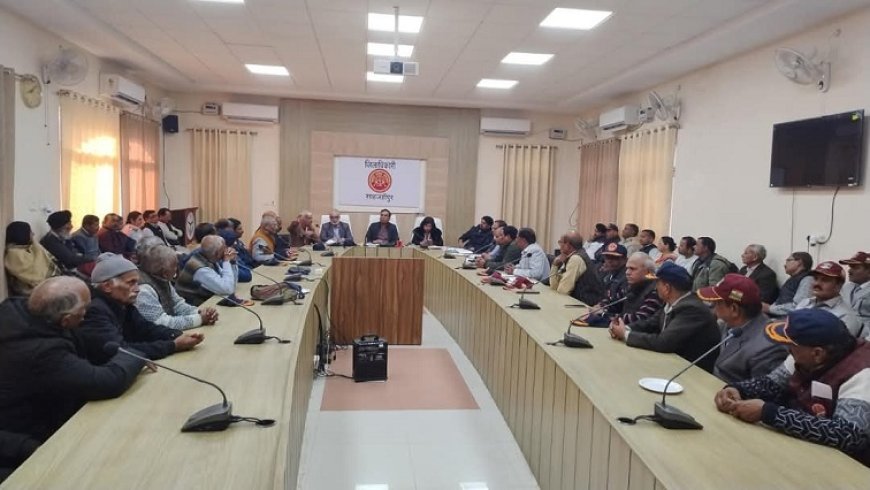 Shahjahanpur News: जिलाधिकारी ने जिला सैनिक कल्याण बन्धु की बैठक में सैनिकों की समस्याओं को सुना। 