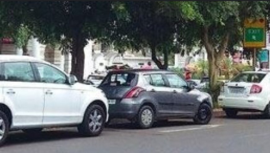 देवबंद: प्रतिबंध के बाद वाहनों को सड़क पर खड़ा कर रहे लोग, लग रहा जाम