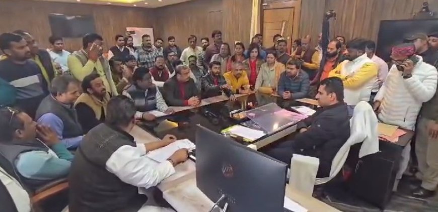 Kanpur News: आक्रोशित पार्षदों ने प्रवर्तन दल की टीम को मुखिया सहित हटाए जाने की मांग को लेकर नगर आयुक्त से की मुलाकात।