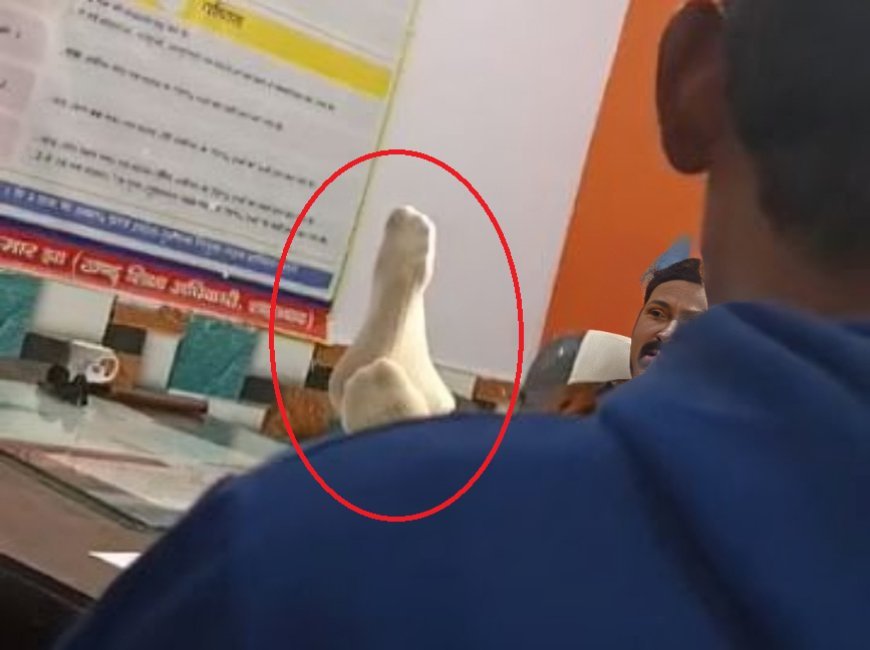 हरदोई: टेबल पर चरण रखकर आचरण सुधारने की नसीहत देते दिखे बीईओ