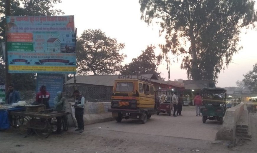 Sitapur News: मिश्रित के नहर चौराहा पर निर्मित कराई गई नहर पुलिया बनी अवैध टैक्सी स्टैंड। 