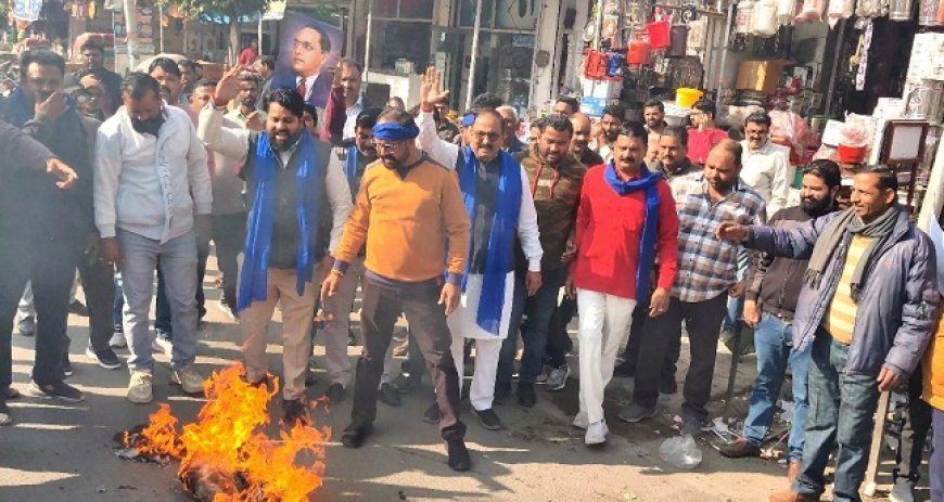 Uttarakhand News: आक्रोशित कांग्रेसियों ने बेरिया तिराह पर गृह मंत्री का पुतला फूका।