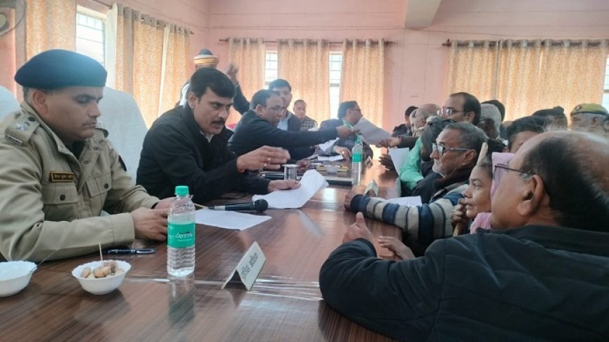 Hardoi News: जिलाधिकारी ने दिया आदेश- भूमि पर अवैध कब्जे के मामलों में त्वरित कार्रवाई की जाये।