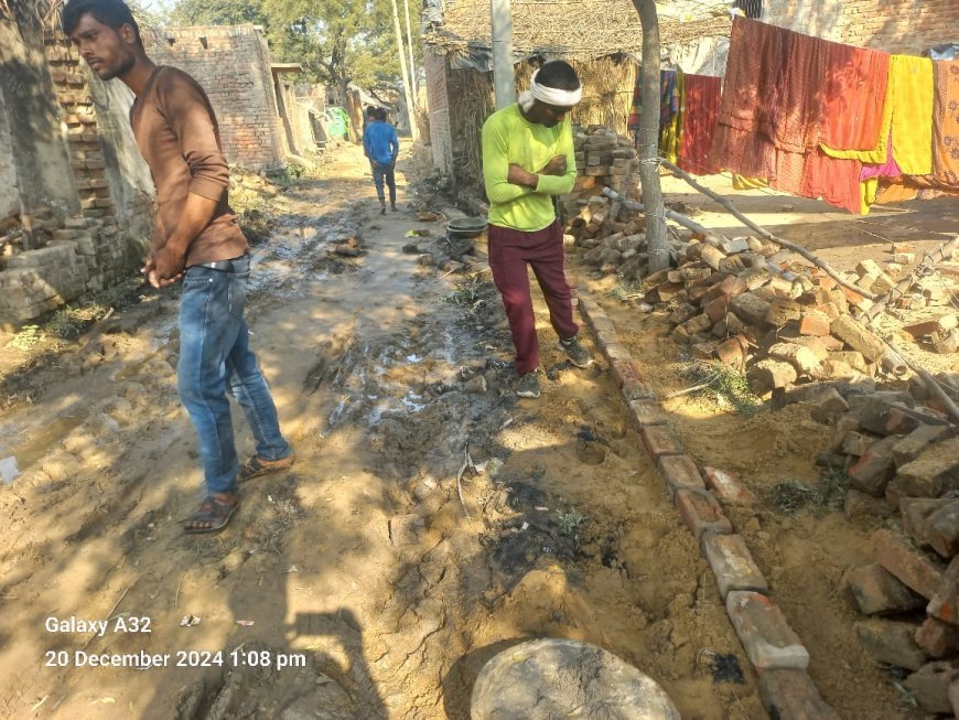 हरदोई: नाली निर्माण में पुरानी ईंटों का उपयोग, नाबालिगों से करा रहे मजदूरी, एक-दूजे पर जिम्मेदारी थोप रहे