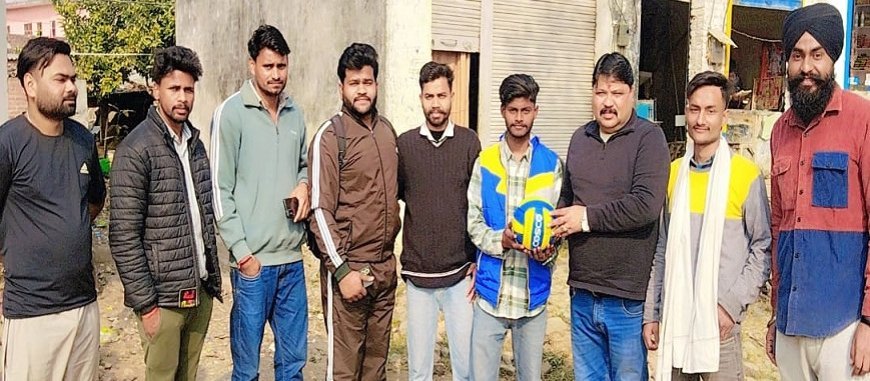 Uttarakhand News: अनिल सैन वरहैंनी की वॉलीबॉलटीम को वॉल देकर किया सम्मानित। 