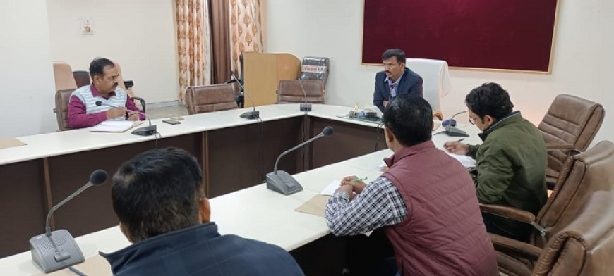 Mau News: डीएम की अध्यक्षता में श्रम विभाग में संचालित योजनाओं की समीक्षा बैठक संपन्न। 