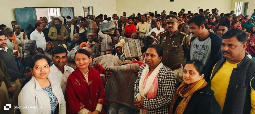 Hardoi News: विधायिका अलका अर्कवंशी के द्वारा गरीबों को वितरीत किए कम्बल, कम्बल पाकर गरीबों के चेहरे खिले। 