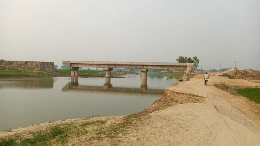 Hardoi News: 3 वर्षों से पुल नहीं हो रहा पूरा, क्षेत्रीय नागरिकों को करना पड़ रहा काफी परेशानी का सामना। 