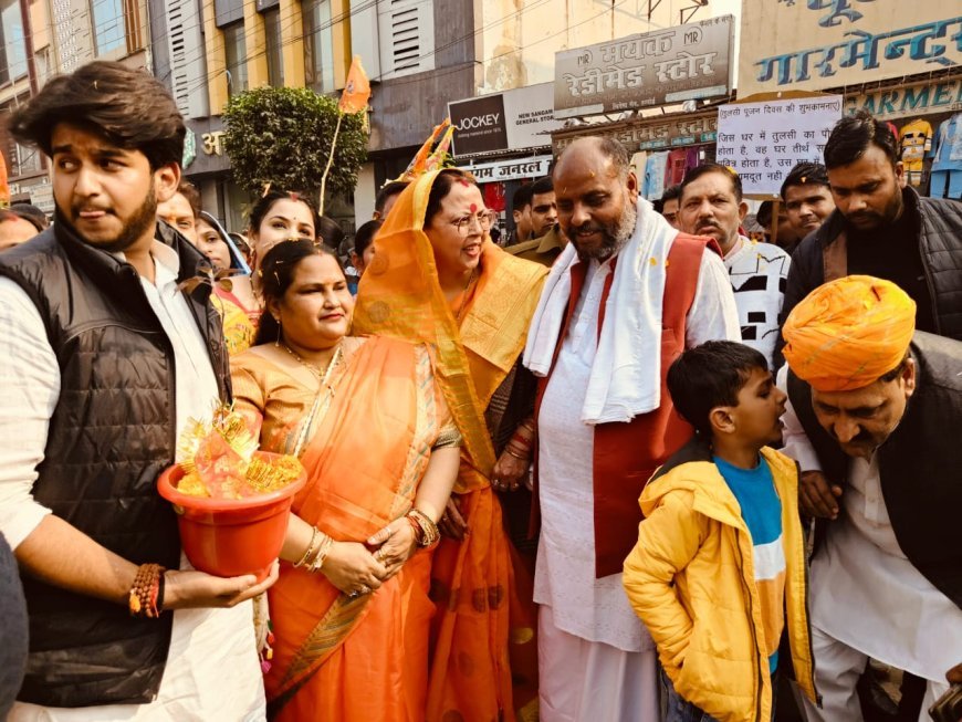 हरदोई: कुबेर लाल जनसेवा के तत्वावधान में तुलसी पदयात्रा निकाली