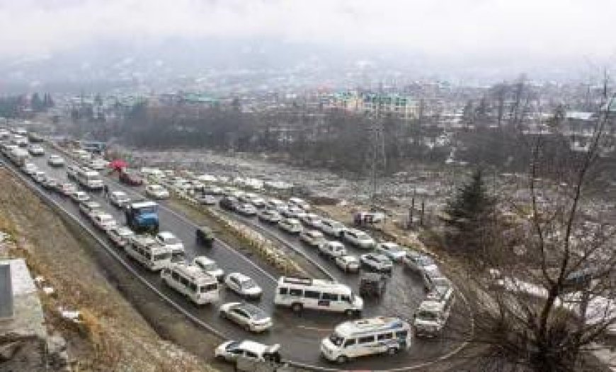 Himachal News: मनाली जाने से पहले हो जाएं सावधान, बर्फबारी से 134 सड़के हुई बंद। 