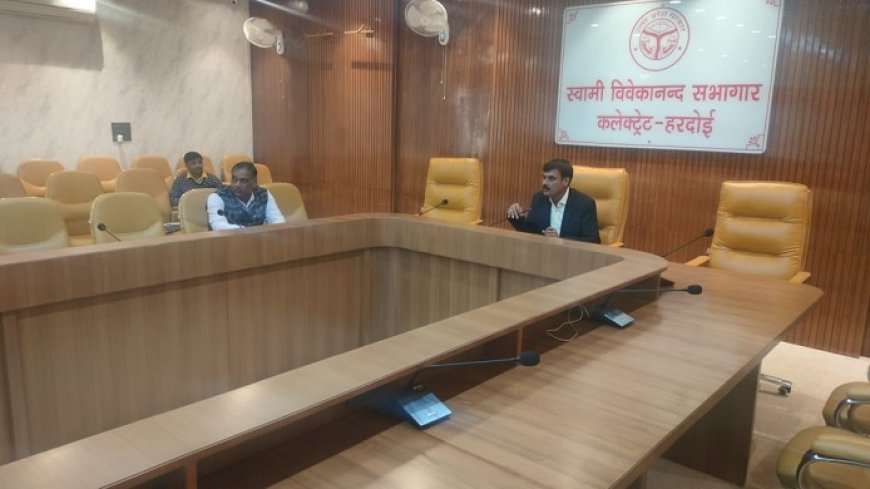 Hardoi News: जिलाधिकारी ने डूडा के डीसी को लगाई कड़ी फटकार, अधिशाषी अधिकारी को कारण बताओ नोटिस जारी करने के निर्देश दिए।