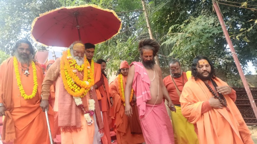 महाकुम्भ 2025: प्रवेश यात्रा में वैदिक संस्कृति और प्रतीकों की दिखी झलक, ब्रह्मचारियों के अखाड़े में दिखा महाकुम्भ का वैभव